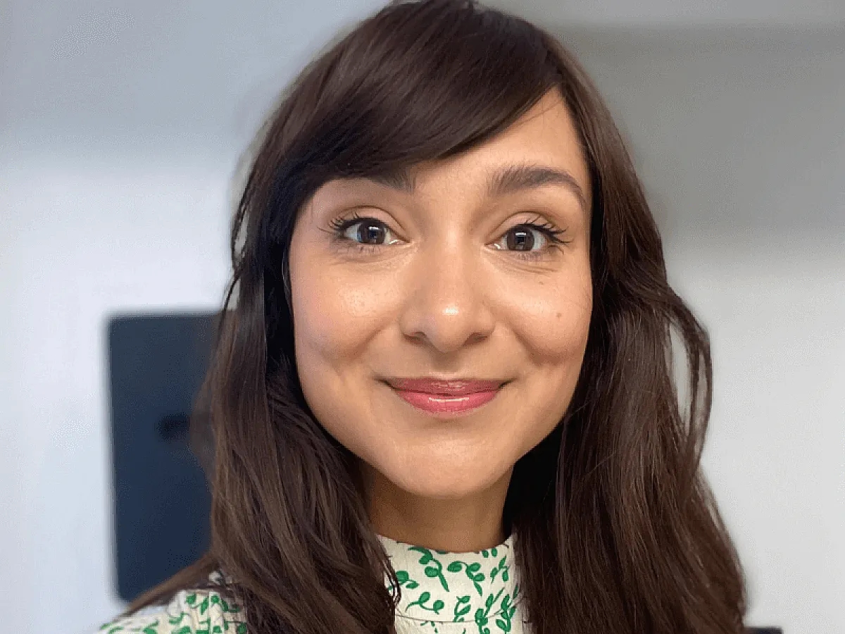 Frau hat die neue Wonder Volume Mascara XXL von Clarins