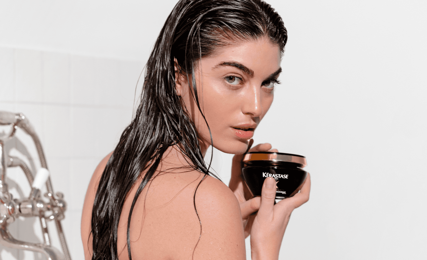 Kaputte Haare reparieren: Frau mit Haarmaske von Kérastase