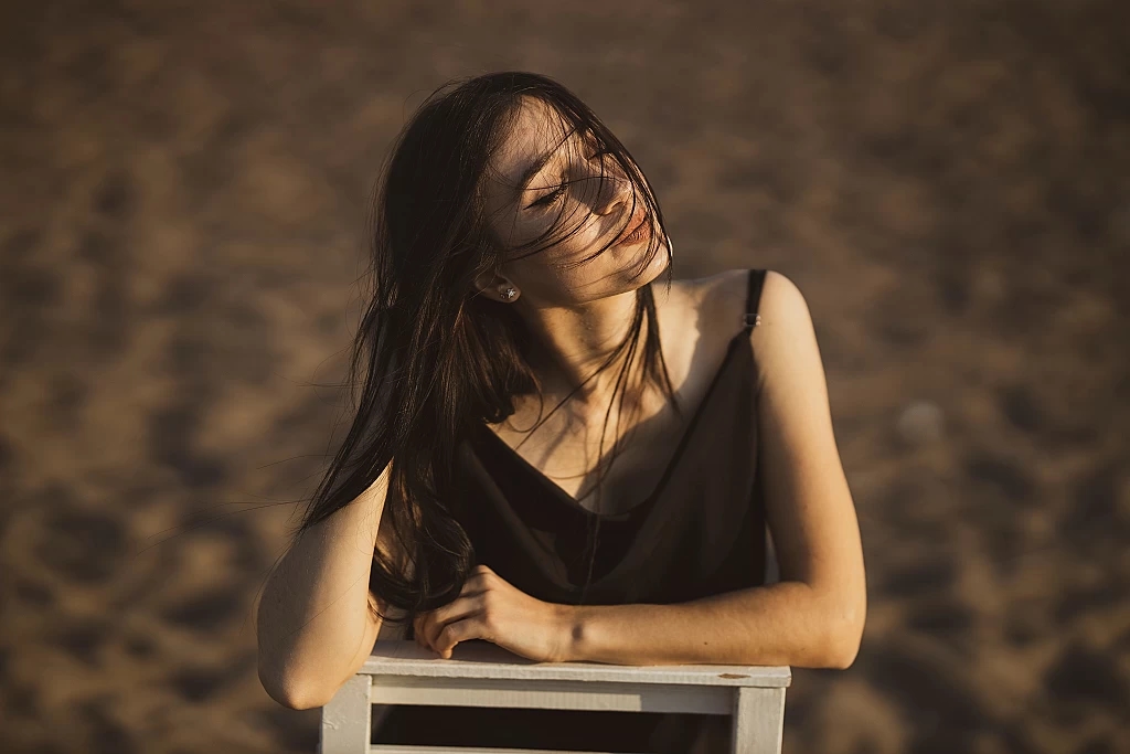 Frau mit schwarzen Haaren