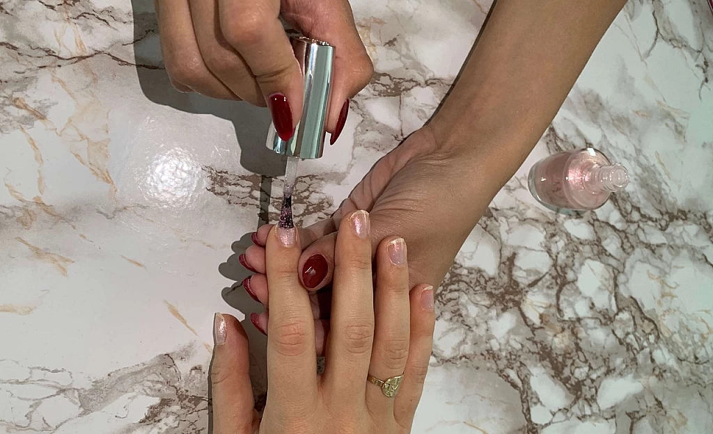 Rosa Farbe von OPI Infinite Shine wird aufgetragen.