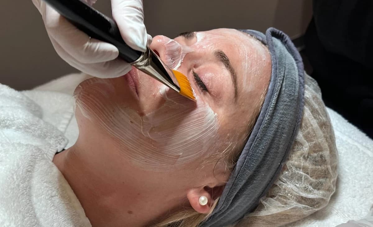 Kundin wird feuchtigkeitsspendende Maske aufgetragen.