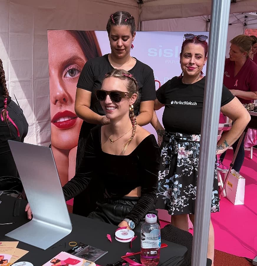 Menschen, die sich Haare flechten