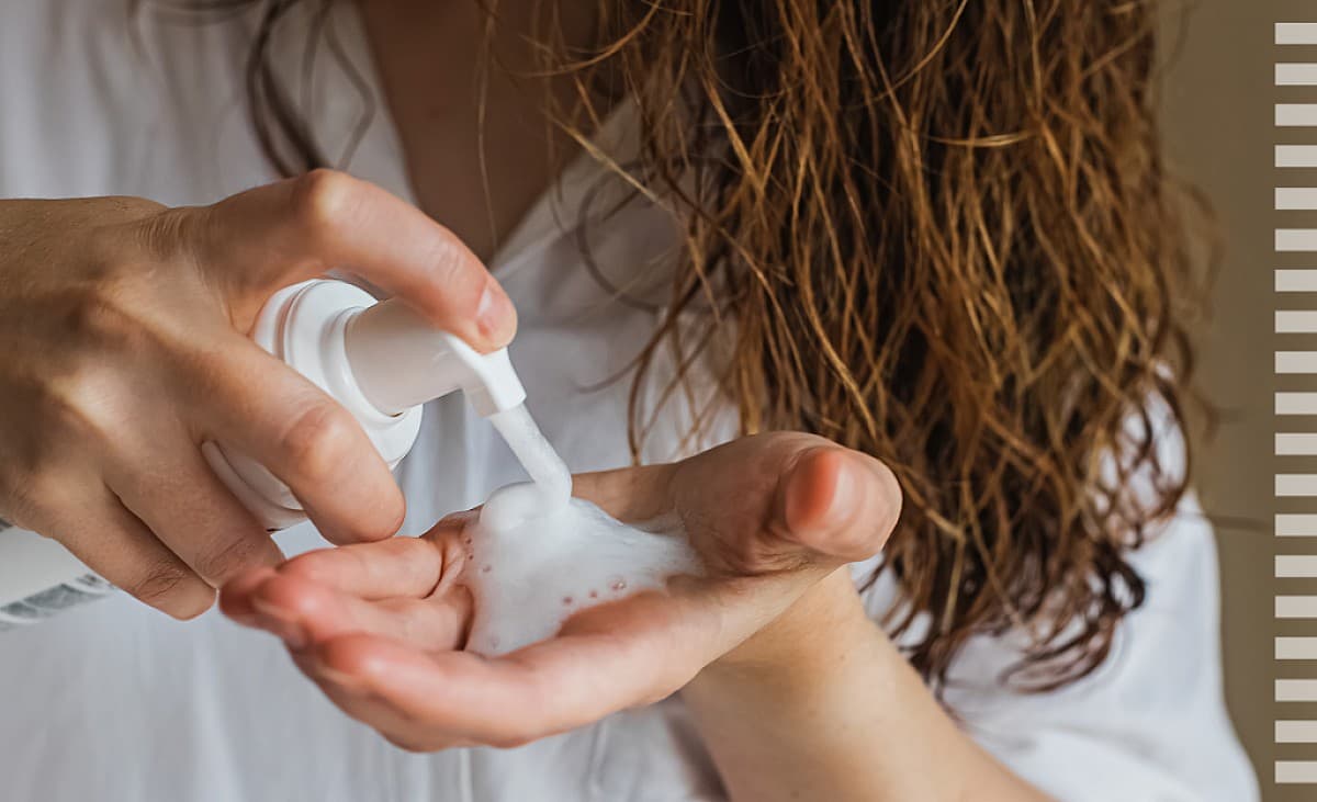 So verwendest du Schaumfestiger richtig – für Locken und glattes Haar