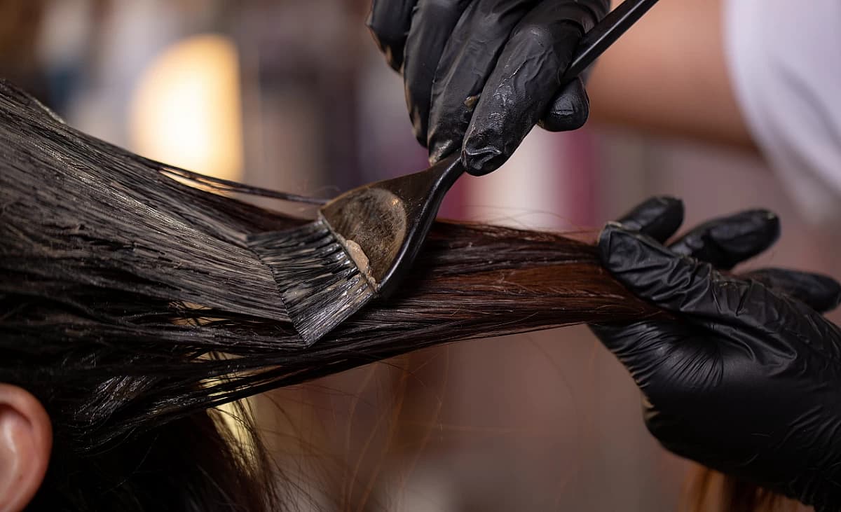 Haarfarbe wird mit Pinsel aufgetragen