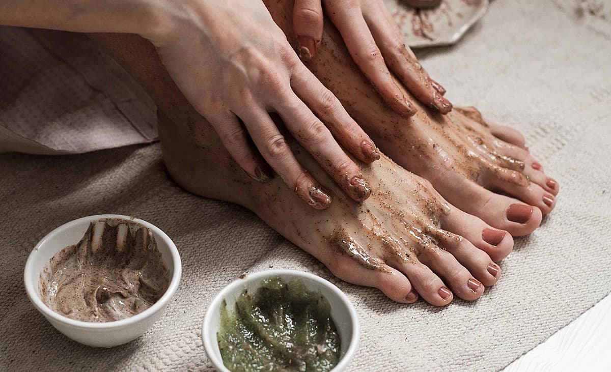 Füsse mit Peeling gegen Hornhaut