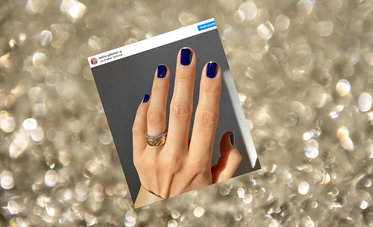 Dunkelblaue Nägel mit Silbertips inspiriert von @betina_goldstein