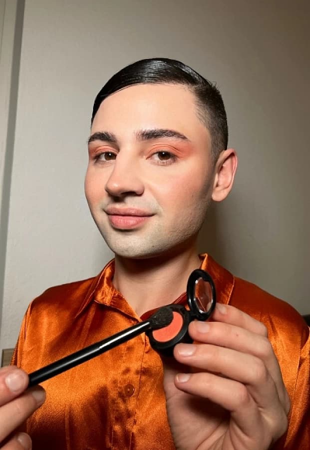 Bild von Person mit Make-up