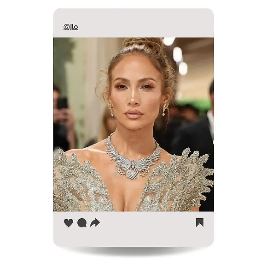 Jennifer Lopez mit messy Bun und glowy Make-up-Look bei der Met Gala 2024