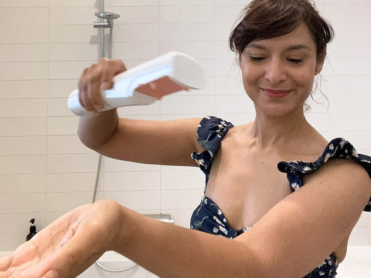 Erfahrungsberich IONIQ skincare: Frau testet den ONE Sprayer mit eine Sonnencreme SPF 50 an ihrem Arm