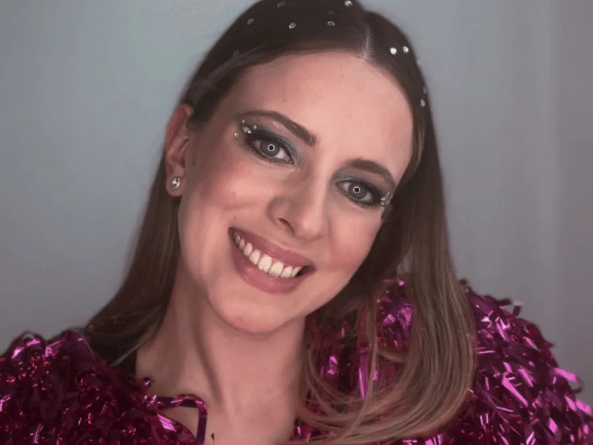 Frau trägt einen Make-up-Look zum Thema Midnight anlässlich der Taylor Swift Eras-Tour