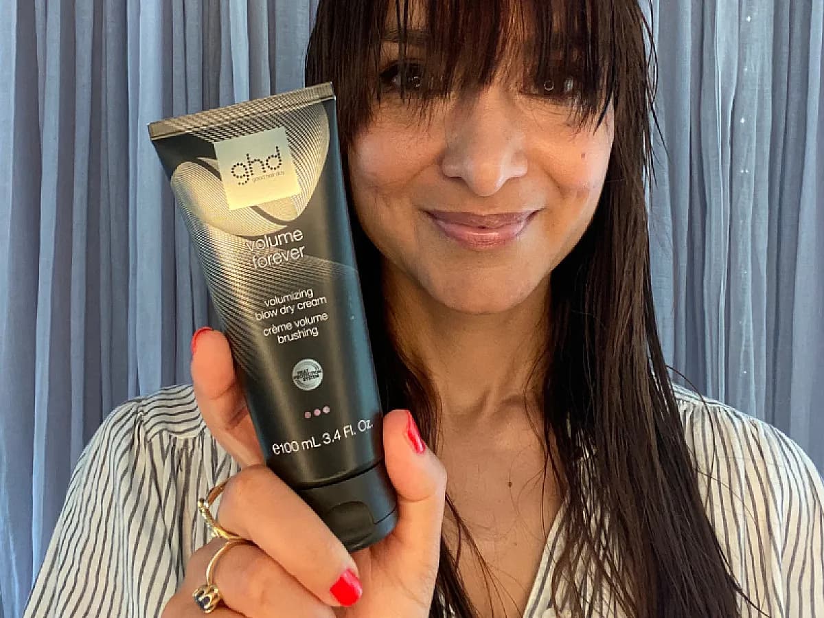 Frau zeigt die neue ghd Volumizing Blowdry Cream