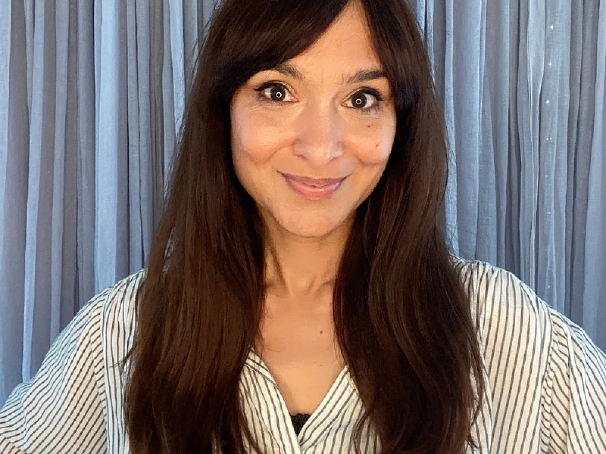 Frau mit voluminösem Haar nach dem Test der neuen Duet Blwodry Brush von ghd