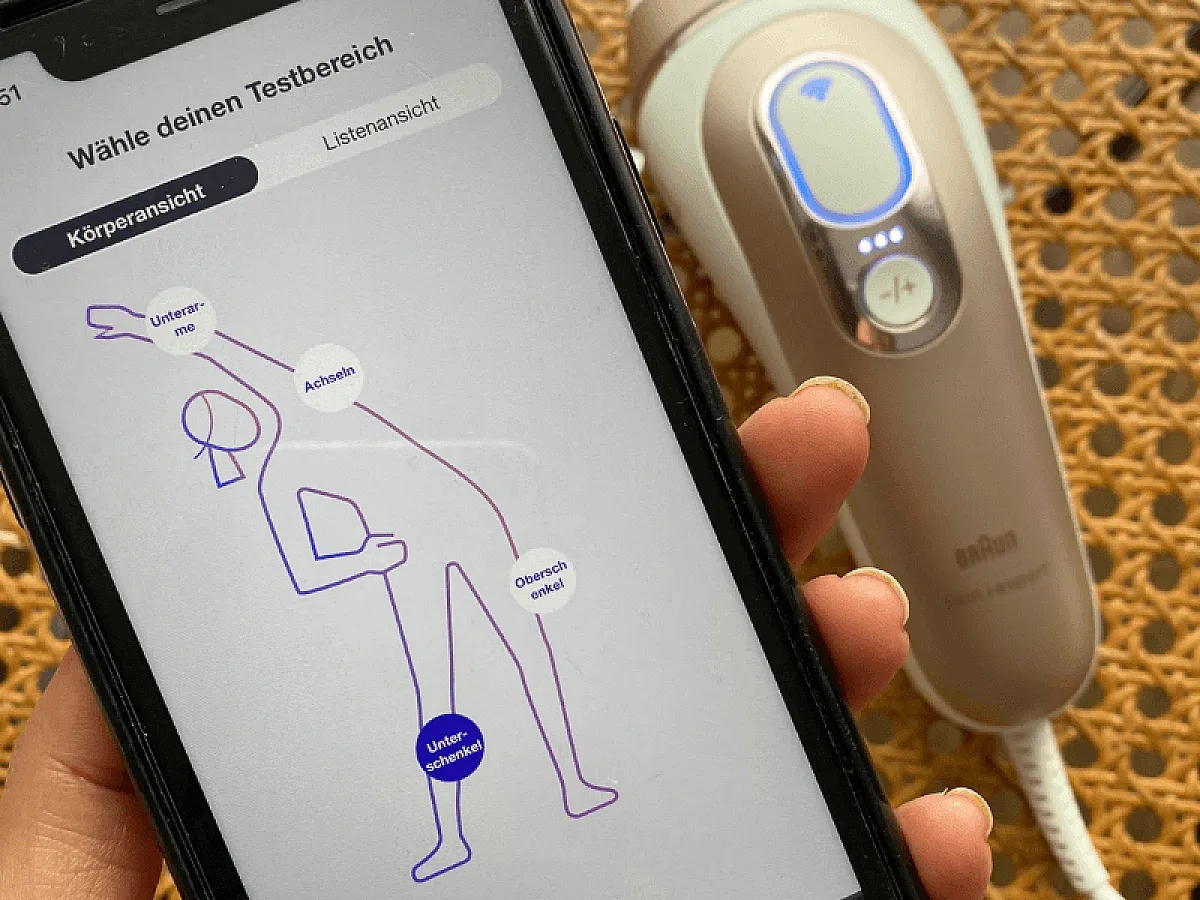 Frau hält Handy mit der App zu dem neuen Braun IPL Skin i-expert Pro IPL PL7253