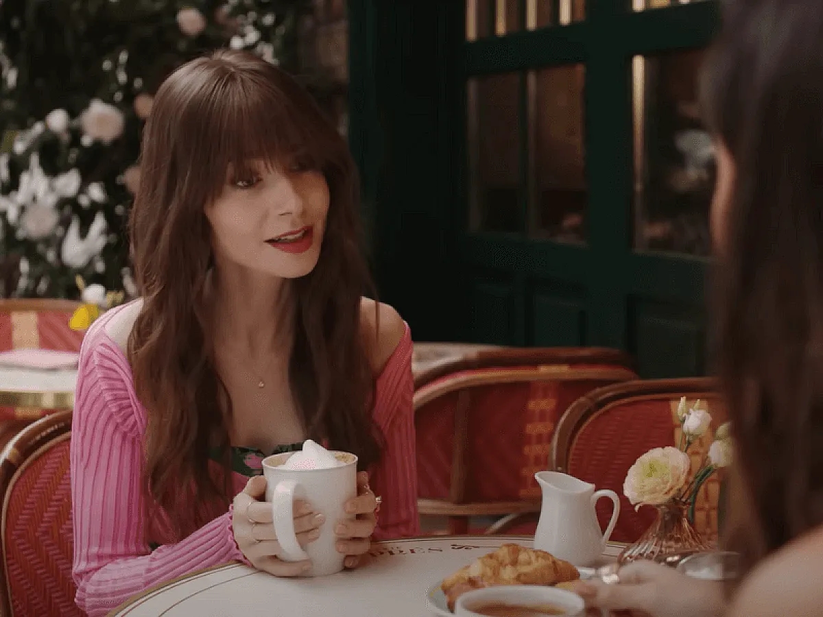 Emily in Paris im Gespräch mit Freundin Mindy