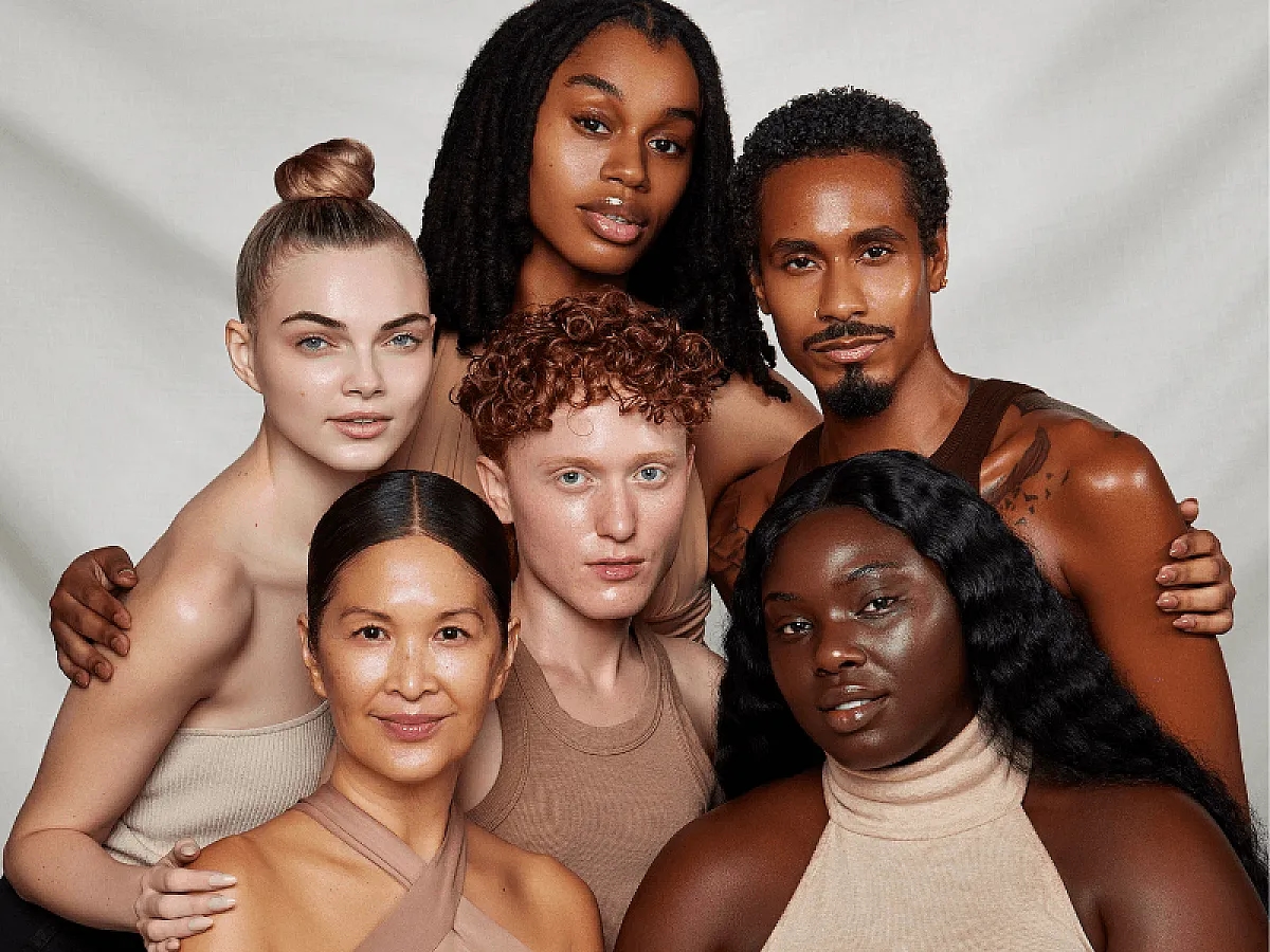 Menschen unterschiedlichster Herkunft und Alters in einer Kampagne von Danessa Myricks Beauty