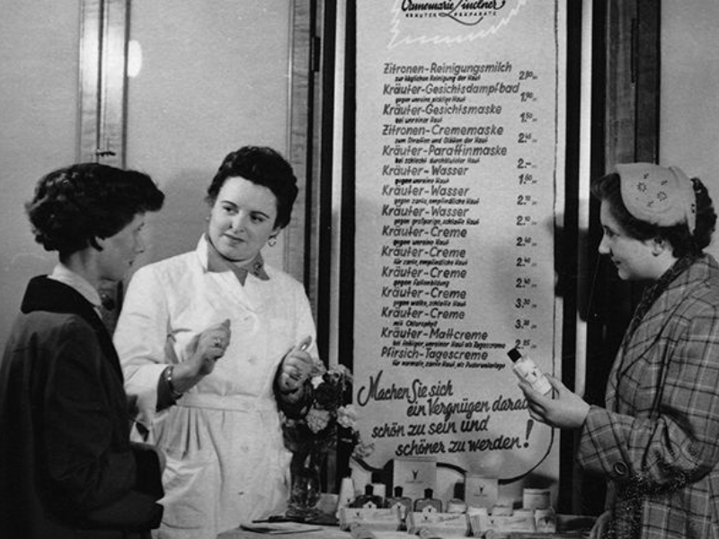 Annemarie Lindner beim Verkauf ihrer ersten Kosmetik